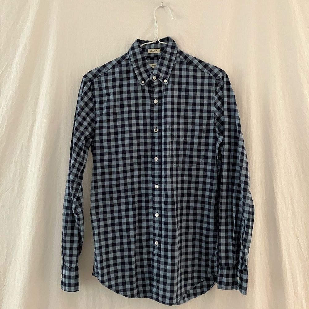J. Crew Men’s XS classic fit button down shirt. Light blue and dark blue pattern